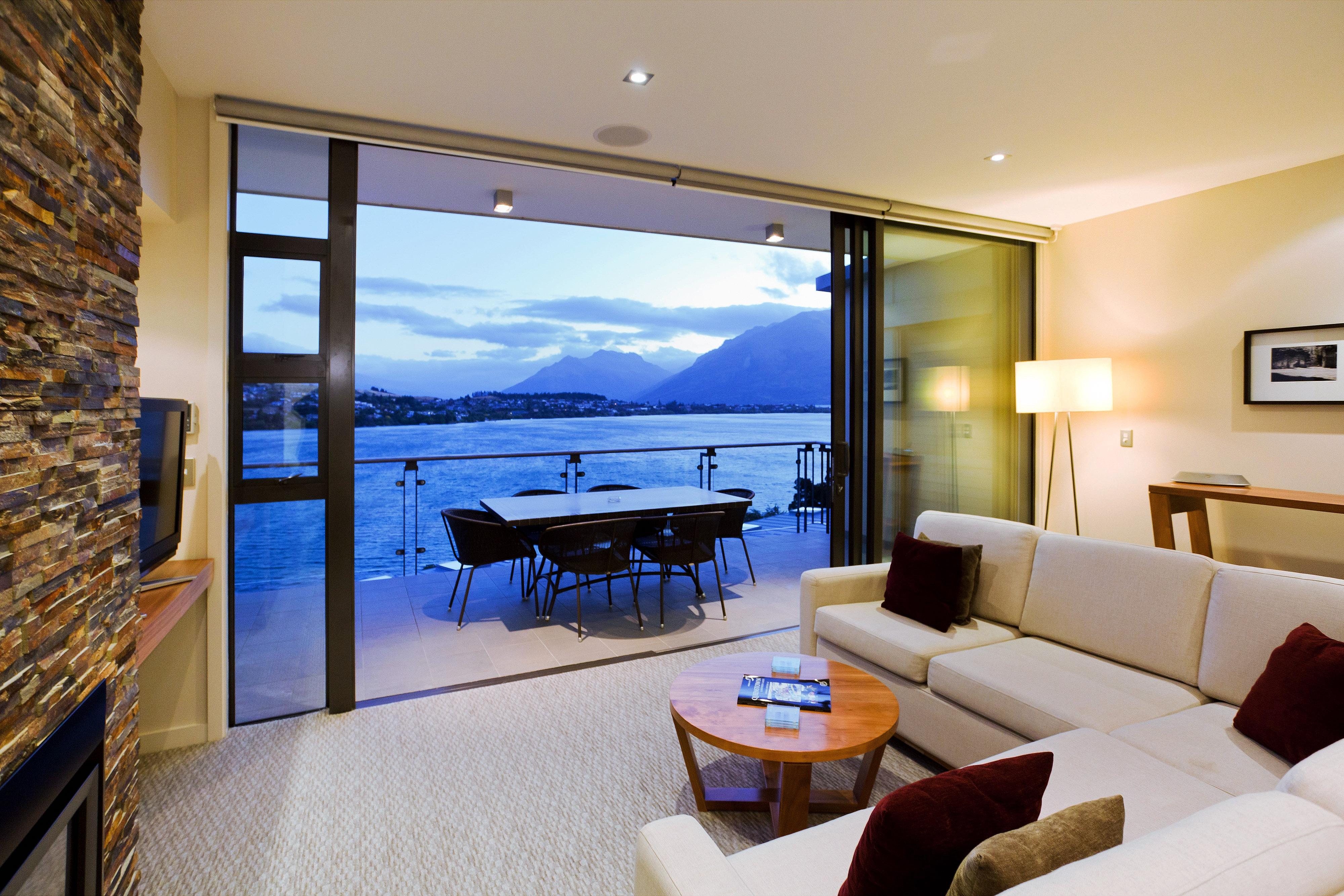 里斯酒店&豪华公寓 皇后镇 外观 照片 Living room with a view of Lake Wakatipu