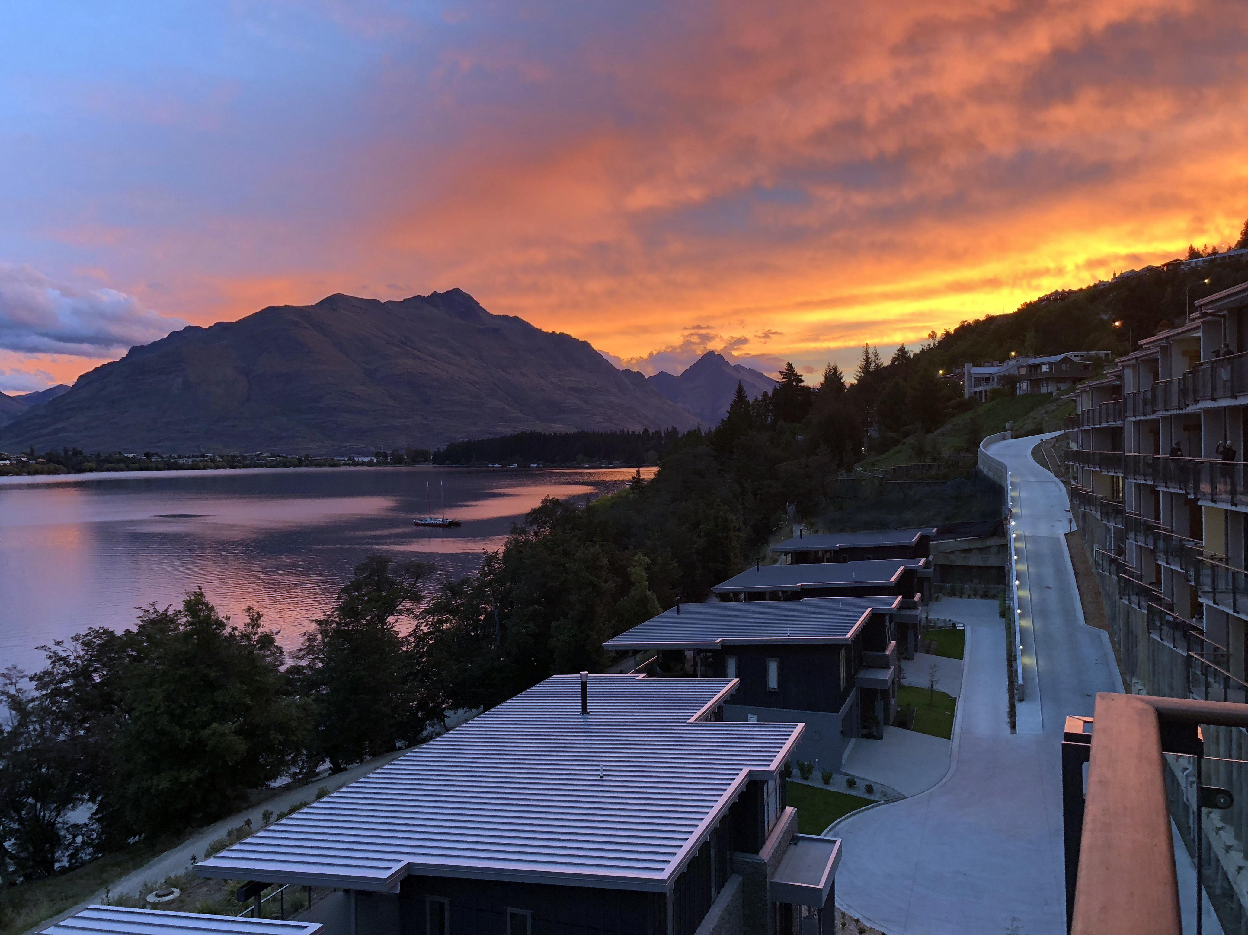 里斯酒店&豪华公寓 皇后镇 外观 照片 Sunset at the hotel