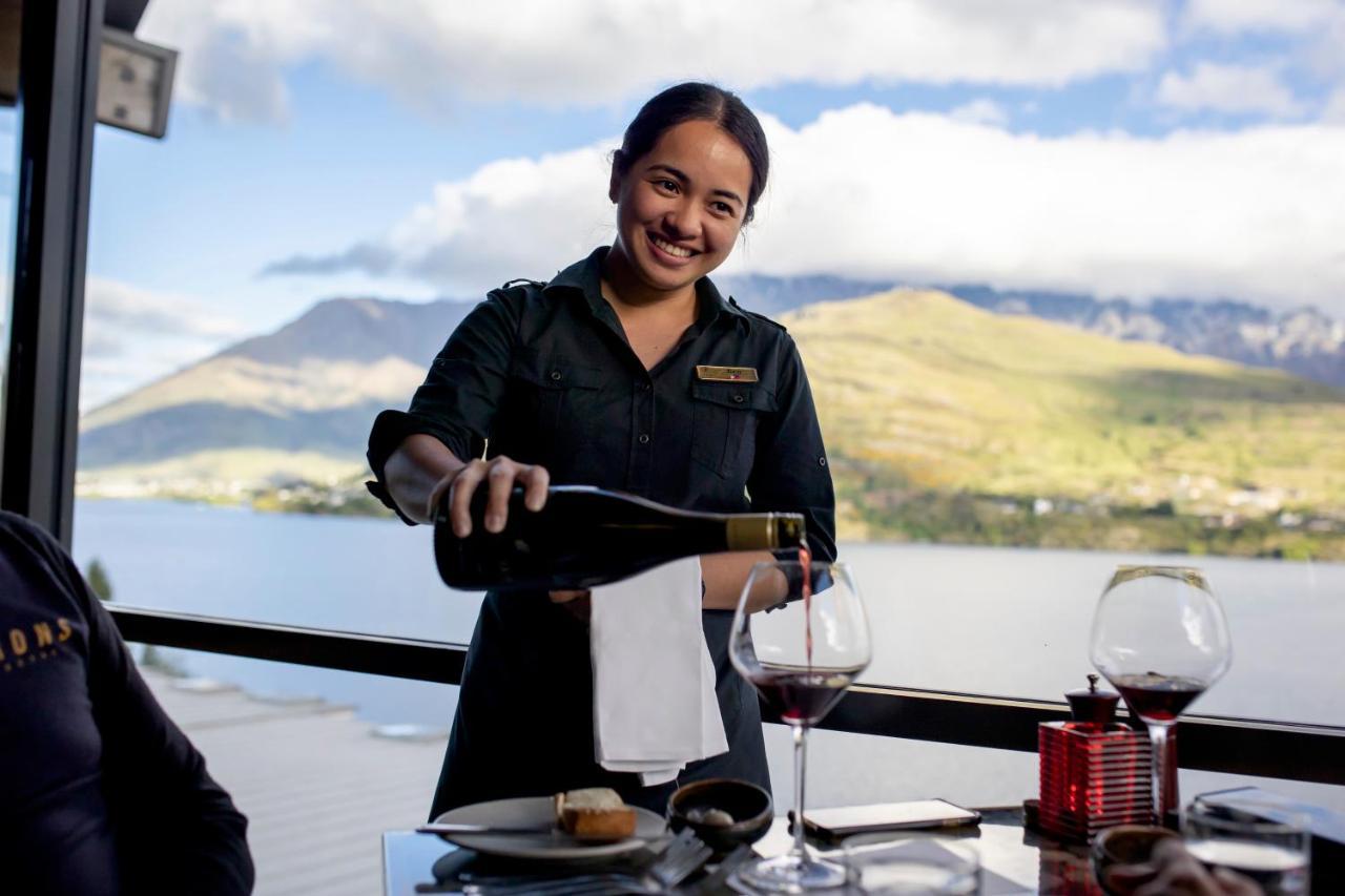 里斯酒店&豪华公寓 皇后镇 外观 照片 A waitress serving wine at a restaurant