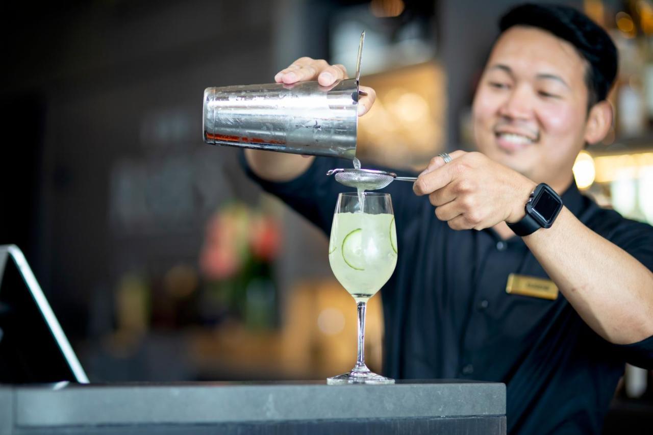 里斯酒店&豪华公寓 皇后镇 外观 照片 Bartender at work